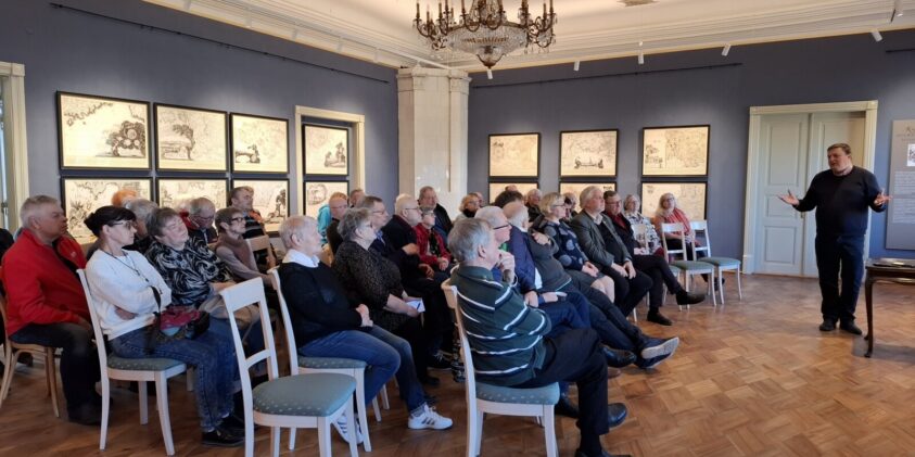 Ajalooklubi loengul mõisasaalis (Larisa Mandeli foto)