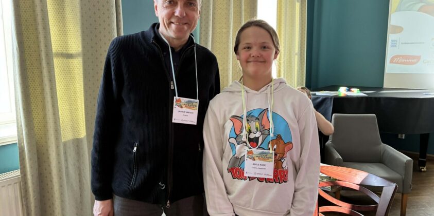 Vasakult: Kirjanik Jaanus Vaiksoo ja Adele Kukk (Lääneranna Gümnaasium Lihula tegutsemiskoha 4. klassi õpilane)