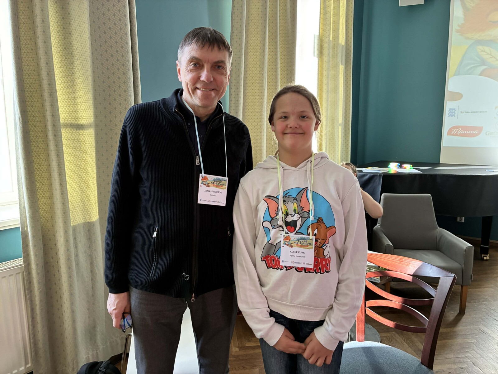 Vasakult: Kirjanik Jaanus Vaiksoo ja Adele Kukk (Lääneranna Gümnaasium Lihula tegutsemiskoha 4. klassi õpilane)