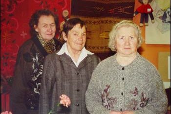 Hilda Hindoalla, Aino Vahter ja Hilda Kaas muuseumi 5. aastapäeval 2001. Foto: Mart Mõniste