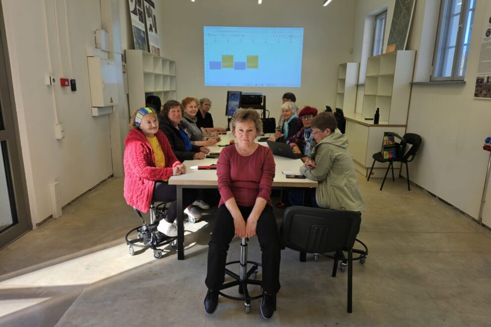 Lihula mõisa viinaaidas toimusid nutikoolitused Lihula piirkonna 55+ elanikele. Foto: Lihula Muuseum